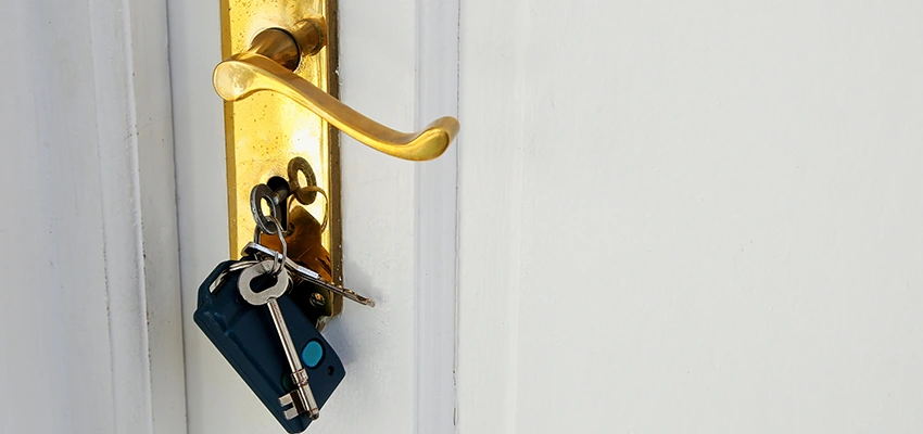 Broken Door Key Extraction in Burbank, CA